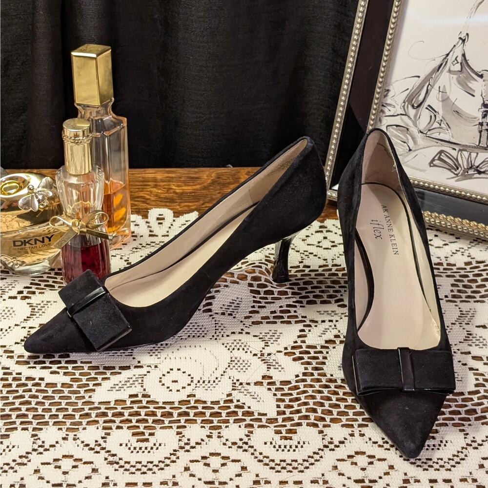 EUC Anne Klein Black Suede, Patent Leather 3" Bow Heel AK7Haleigh, US Women's 8M